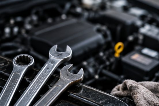 Gereedschap boven een motorblok